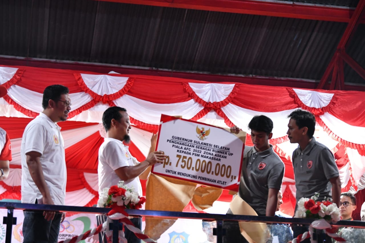 Buka Porprov Sulsel 2022, Andi Sudirman Serahkan Uang Pembinaan Rp750 Juta ke PSM atas Prestasi di Piala AFC